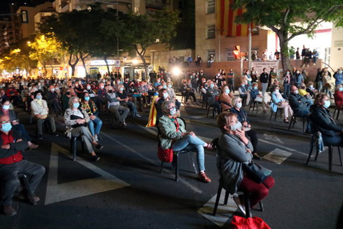 Pla general del públic durant la projecció del documental que s'ha passat en motiu del tercer aniversari de l'1-O a Lleida, l'1 d'octubre de 2020. (Horitzontal)