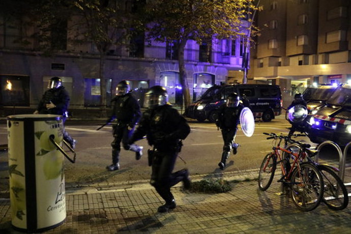 La Brimo dels Mossos d'Esquadra intervenint per dispersar la manifestació de Girona, l'1 d'octubre del 2020 (horitzontal)