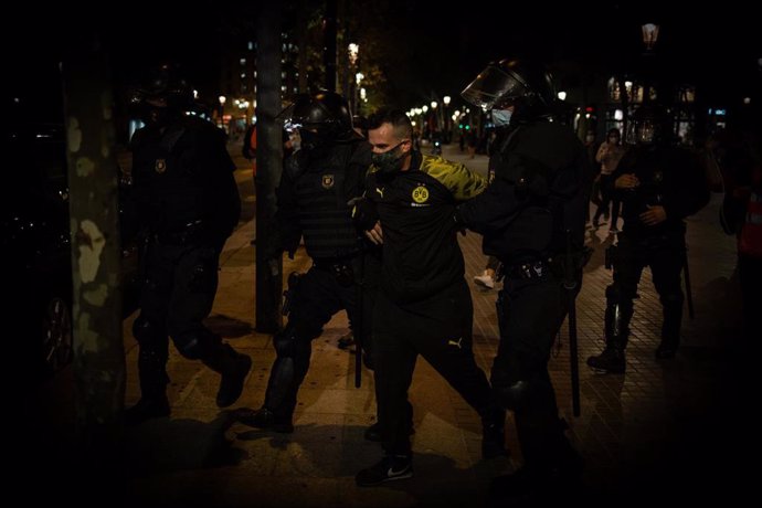 Un detenido durante la protesta de los CDR en Barcelona en el tercer aniversario del 1-O, en Barcelona. Catalunya (España) el 1 de octubre de 2020.