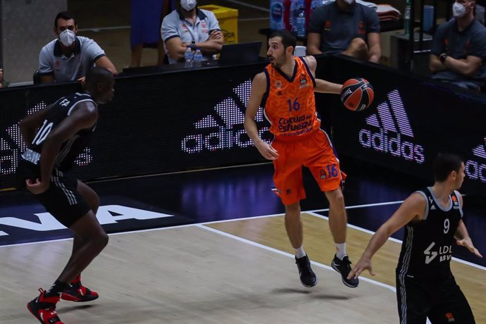 Guillem Vives ante Fall en un Valencia Basket-Asvel Villeurbanne