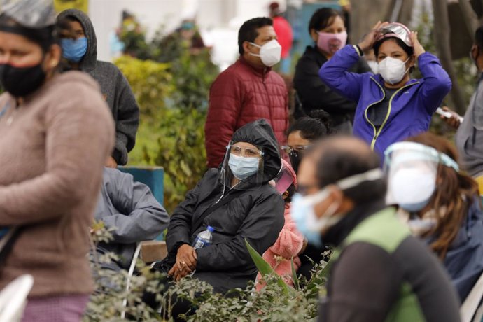 Coronavirus.- Perú registra un descenso sostenido de los casos diarios de corona