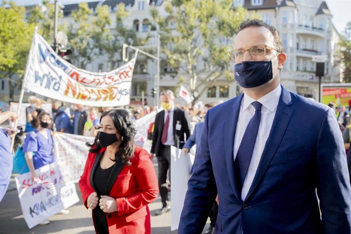 Jens Spahn, ministro de Sanidad de Alemania, pasa ante una manifestación de trabajadores sanitarios en Berlín