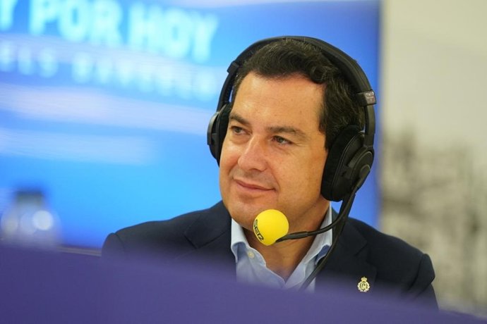 El presidente de la Junta de Andalucía, Juanma Moreno, en una entrevista en la Cadena SER en Sevilla.