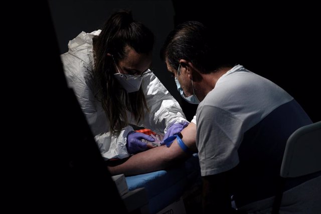 Un sanitario saca sangre a un hombre en el Centro de las Artes Auditorium Municipal de Arroyomolinos, Madrid (España), a 7 de septiembre de 2020. Desde el pasado sábado 5 de septiembre y hasta el 14 de este mes se están realizando en el auditorio de la lo