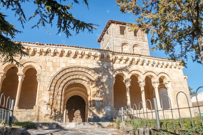 Iglesia de Sotosalbos.