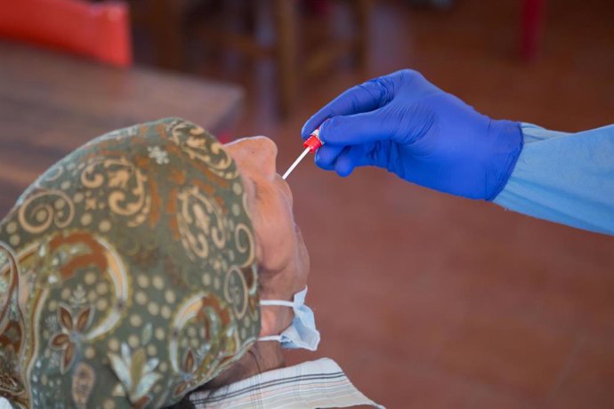 Prueba PCR a una trabajadora desplazada a Navarra para la temporada agraria