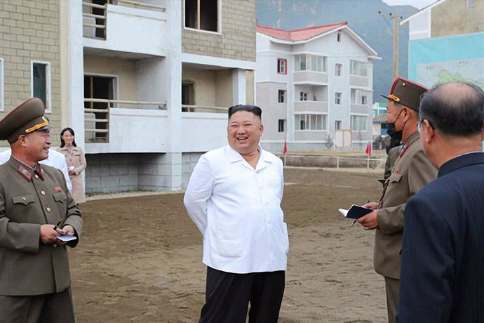 Kim Yo Jong, en segundo plano durante una inspección de infraestructuras