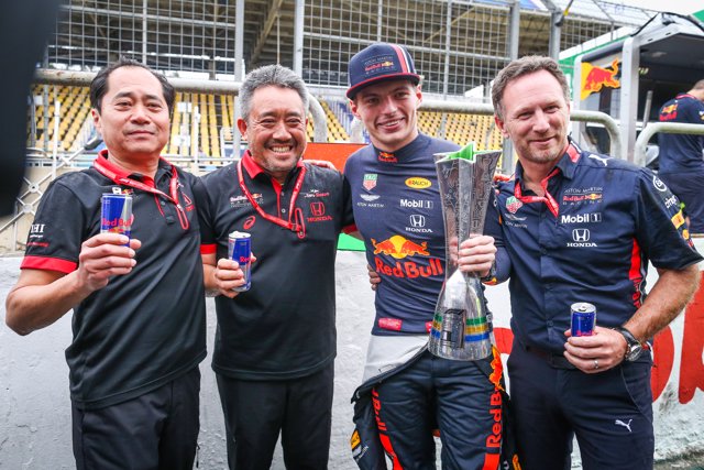 Red Bull y Honda celebrando una victoria