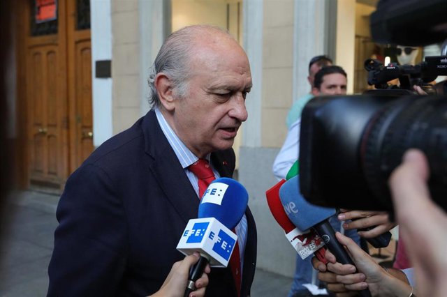 El exministro de Interior y miembro del PP, Jorge Fernández Díaz, atiende a los medios de comunicación a su llegada a la presentación de su libro "Cada día tiene su afán" en la Librería Neblí, Calle Serrano 80, en Madrid, a 10 de octubre de 2019.