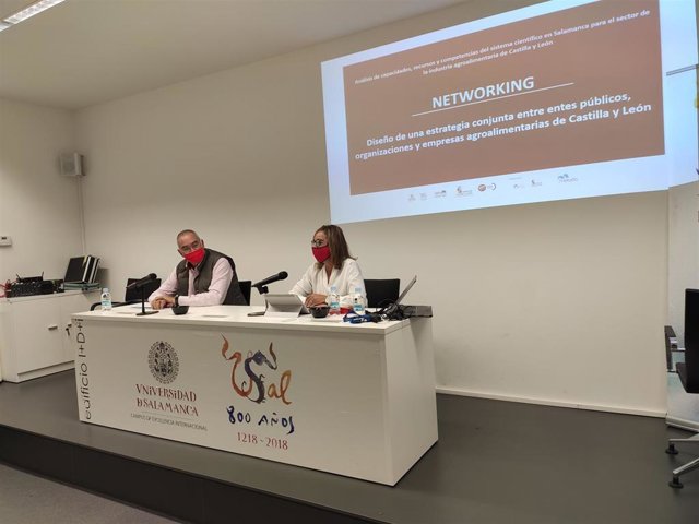 La vicerrectora de la USAL Susana Pérez, junto al vicesecretario general de UGT CyL, Evelio Angulo, en la presentación de un networking en Salamanca.