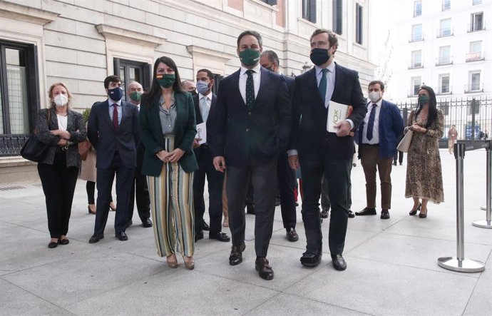 El presidente de Vox, Santiago Absacal, junto con diputados de su partido