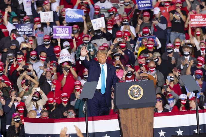 EEUU.- Trump culmina con su positivo meses de desdén frente a la pandemia