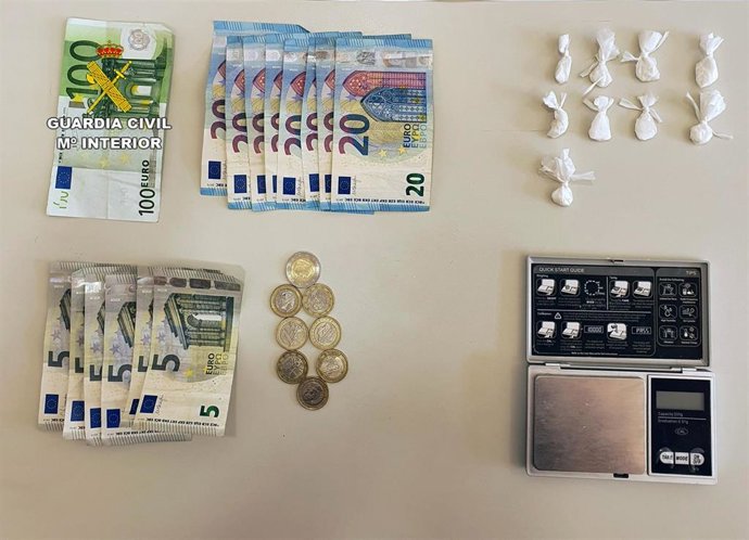 Imagen de la droga y el dinero incautado por la Guardia Civil