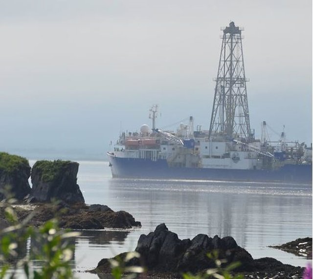 JOIDES Resolution, un barco de investigación que perfora el fondo del océano para recolectar y estudiar muestras de núcleos, se ve en el Puerto de Valdez.