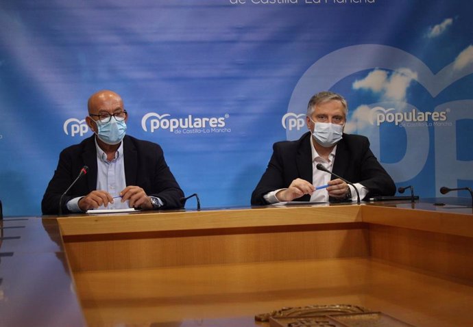 El diputado del PP Emilio Bravo y el senador Paco Cañizares en rueda de prensa.
