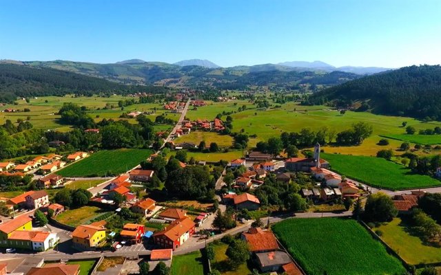 Colectivos de la España Vaciada se manifiestan este sábado en los centros de salud a favor de la Sanidad rural Hazas de Cesto, Cantabria. Núcleo población, pueblo, localidad, municipio. Area rural. Paisaje cántabro. Casas. Viviendas.