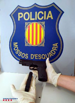 Pla detall de la pistola que es va intervenir a l'atracador detingut a Tarragona. Imatge de l'1 d'octubre del 2020 (horitzontal)