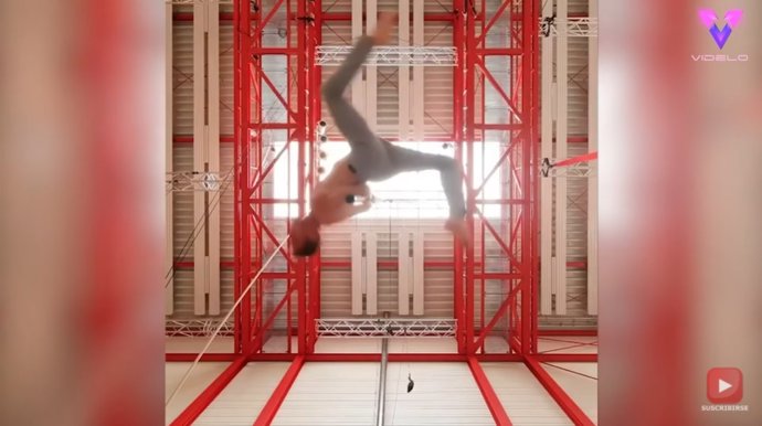 El acróbata Ron Oppenheimer hizo viral este vídeo en el que parece flotar mientras da vueltas