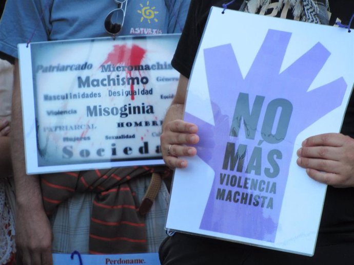 Carteles exhibidos durante una concentración contra la violencia machista (archivo)
