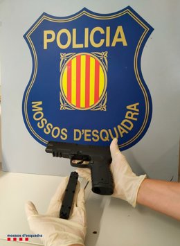 Detingut per robar en un banc amb una arma de foc simulada a Tarragona