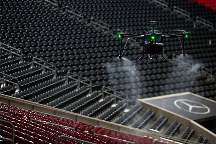 Drones desinfectantes en el Mercedes-Benz Stadium de los Falcons de Atlanta, Estados Unidos.