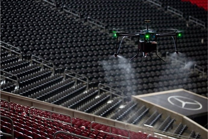 Las soluciones tecnológicas para desinfectar los estadios: drones y robots que u