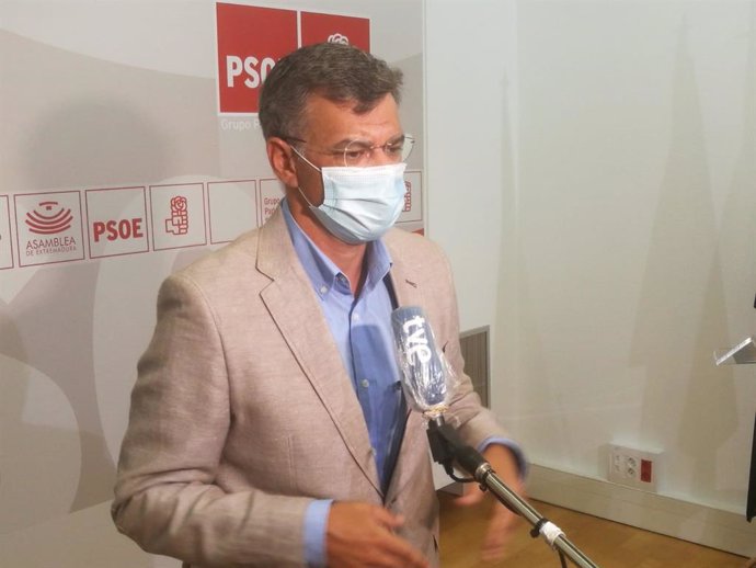 Imagen de archivo del portavoz de Empleo del PSOE en la Asamblea de Extremadura, Juan Antonio González, en rueda de prensa