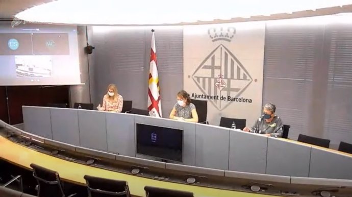 La líder de JxCat en Barcelona, Elsa Artadi; la teniente de alcalde Janet Sanz y la decana del Coac, Assumpció Vila, presentan una nueva unidad para reducir a la mitad la tramitación de licencias de grandes rehabilitaciones.