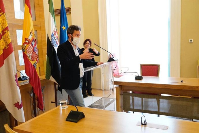 El portavoz del Gobierno de Cáceres, Andrés Licerán, en una rueda de prensa