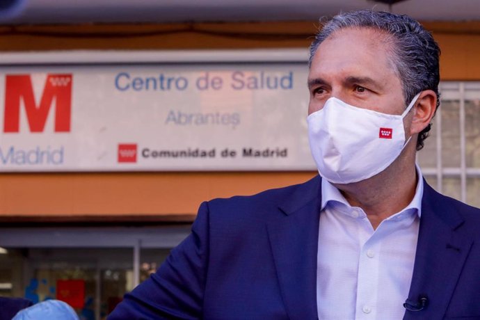 El portavoz adjunto del Grupo Parlamentario Socialista de la Asamblea de Madrid, José Cepeda, informa sobre el desarrollo de la pandemia en el Centro de Salud de Abrantes, en Madrid (España) a 25 de agosto de 2020.
