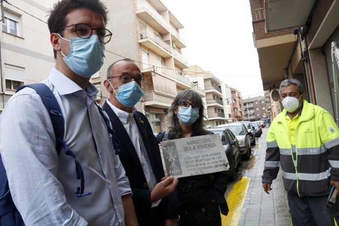 Pla mig de l'alcalde de Lleida, Miquel Pueyo, amb la placa franquista retirada del número 10 del carrer Sant Jaume, acompanyat pels tinents d'alcalde Toni Postius i Sandra Castro i un operari. Imatge del 2 d'octubre de 2020. (Horitzontal)