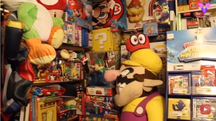 Un joven de 28 años se ha gastado más de 4.000 libras en completar una colección de más de 3.000 objetos de Super Mario