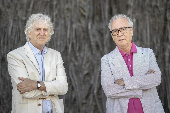 El escritor Juan José Millás (d) y el paleontólogo Juan Luis Arsuaga (i)