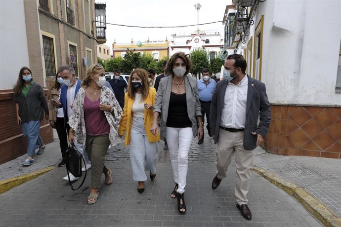 La secretaria general del PSOE-A, Susana Díaz, en una visita a La Algaba (Sevilla) este viernes.
