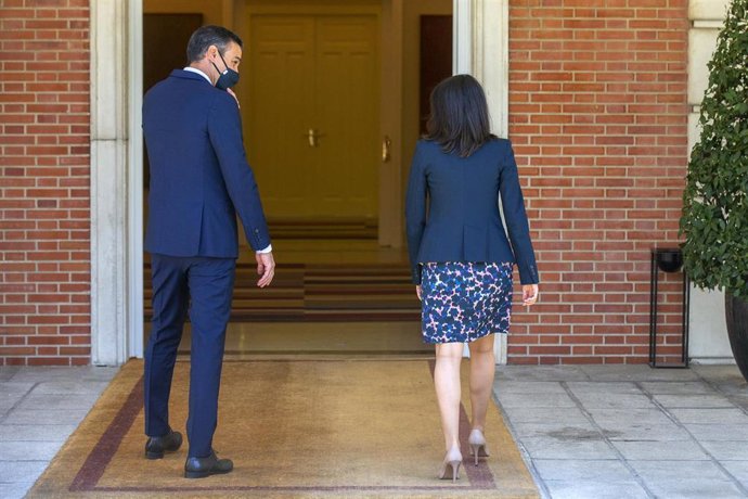El presidente del Gobierno, Pedro Sánchez y la presidenta de Ciudadanos, Inés Arrimadas, entrando en el Palacio de Moncloa para su reunión del 2 de septiembre de 2020.