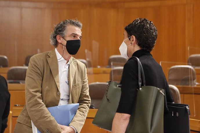 El director general de Salud Pública de Aragón, Francisco Javier Falo, y la diputada del PP, Ana Marín.