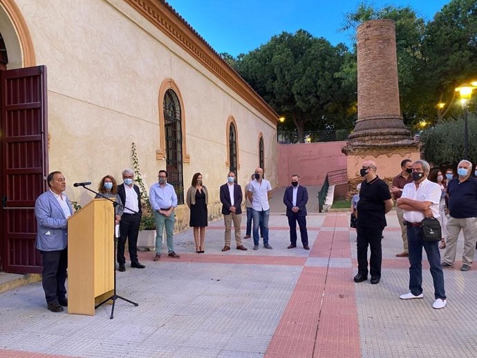 La exposición se ha inaugurado con gran presencia de un público que, atendiendo a las condiciones por el covid-19, disfrutó con el recuerdo de el 'Fafi'.