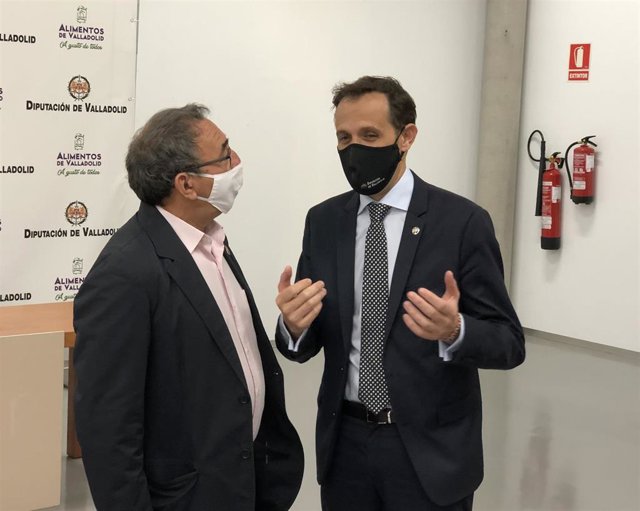 El presidente de la Diputación, Conrado Íscar, conversa con el alcalde de Villalar, Luis Alonso Laguna, antes del comienzo de la jornada.