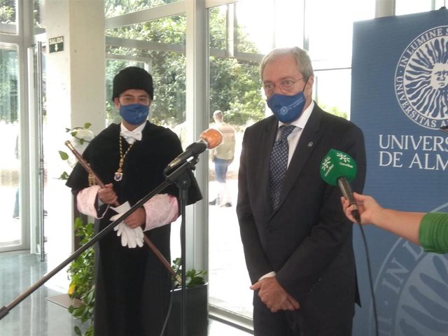 El rector de la UAL y el consejero de Transferencia Económica atienden a los medios