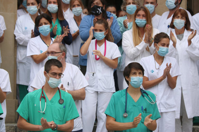 Pla curt d'alguns dels companys dels joves morts aplaudint davant del Trueta de Girona després del minut de silenci aquest divendres 2 d'octubre de 2020. (Horitzontal)