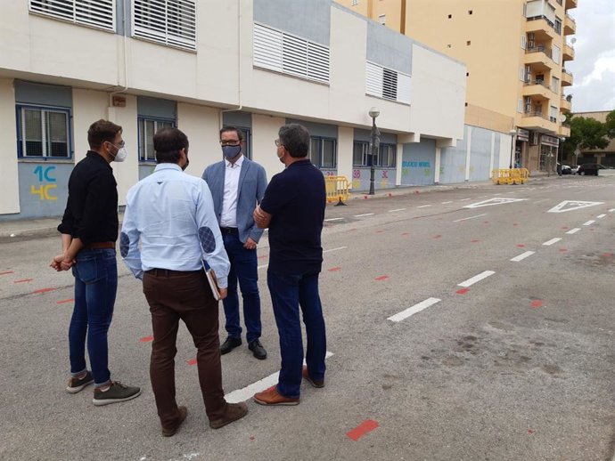 El alcalde de Palma, José Hila, y el concejal de Educación y Política Lingüística, Lloren Carrió, visitan el CEIP Felipe Bau