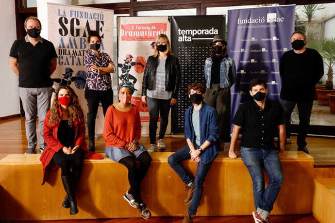 Pla general dels autors que participaran en el X Torneig de Dramatúrgia Catalana conjuntament amb els organitzadors de la competició literria el 2 d'octubre de 2020 (Horitzontal)