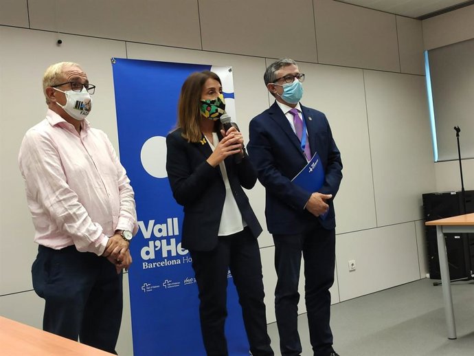 El president de la Fadam, Antoni Manzanares, la consellera de Presidncia i portaveu del Govern, Mertixell Budó, i el director del Vall d'Hebron Institut de Recerca, Joan Comella.