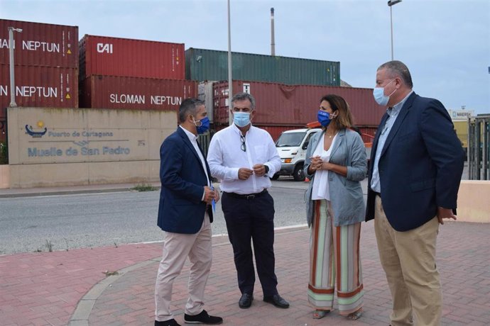 Isabel Borrego, Juan M Vázquez, Francisco Bernabé y Jesús Cano en el acceso a  la terminal de contenedores del puerto de Cartagena