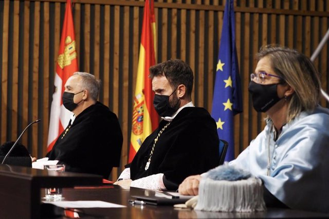 El rector de la UEMC, David García López, en el centro, durante el acto de apertura del curso.