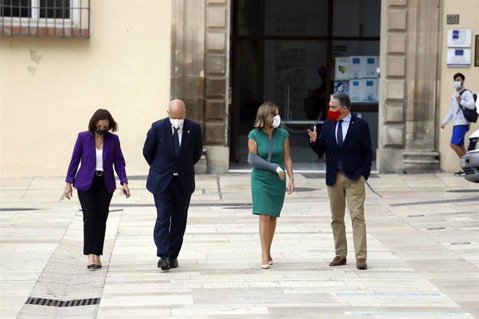 Los consejeros de la Presidencia, Administración Pública e Interior, Elías Bendodo (1d) ; de Empleo, Formación y Trabajo Autónomo, Rocío Blanco (2d); y de Educación y Deporte, Javier Imbroda (2i), en la presentación de el Plan Andalucía en Marcha