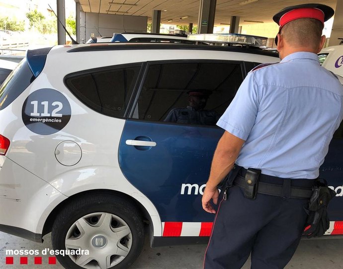 Agent i cotxe de Mossos d'Esquadra
