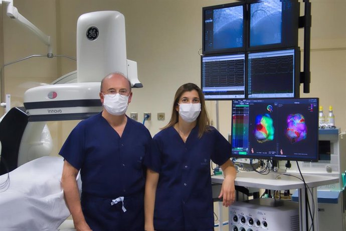 Los doctores Antonio Asso y Naiara Calvo con el navegador para arritmias complejas de Quirónsalud Zaragoza.