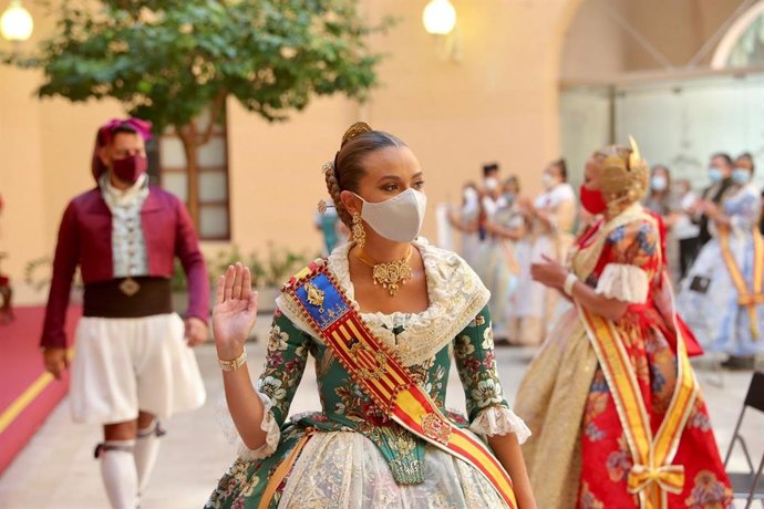 La Fallera Mayor de Valncia, Consuelo Llobell, con mascarilla en la entrega de premios de las Fallas 2020 (archivo)