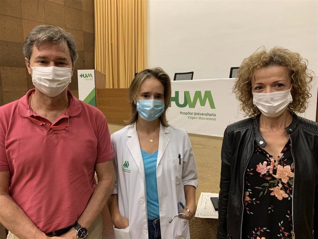 Los doctores Jesús Rodríguez-Baño, Belen Gutiérrez-Gutiérrez, y María Dolores del Toro